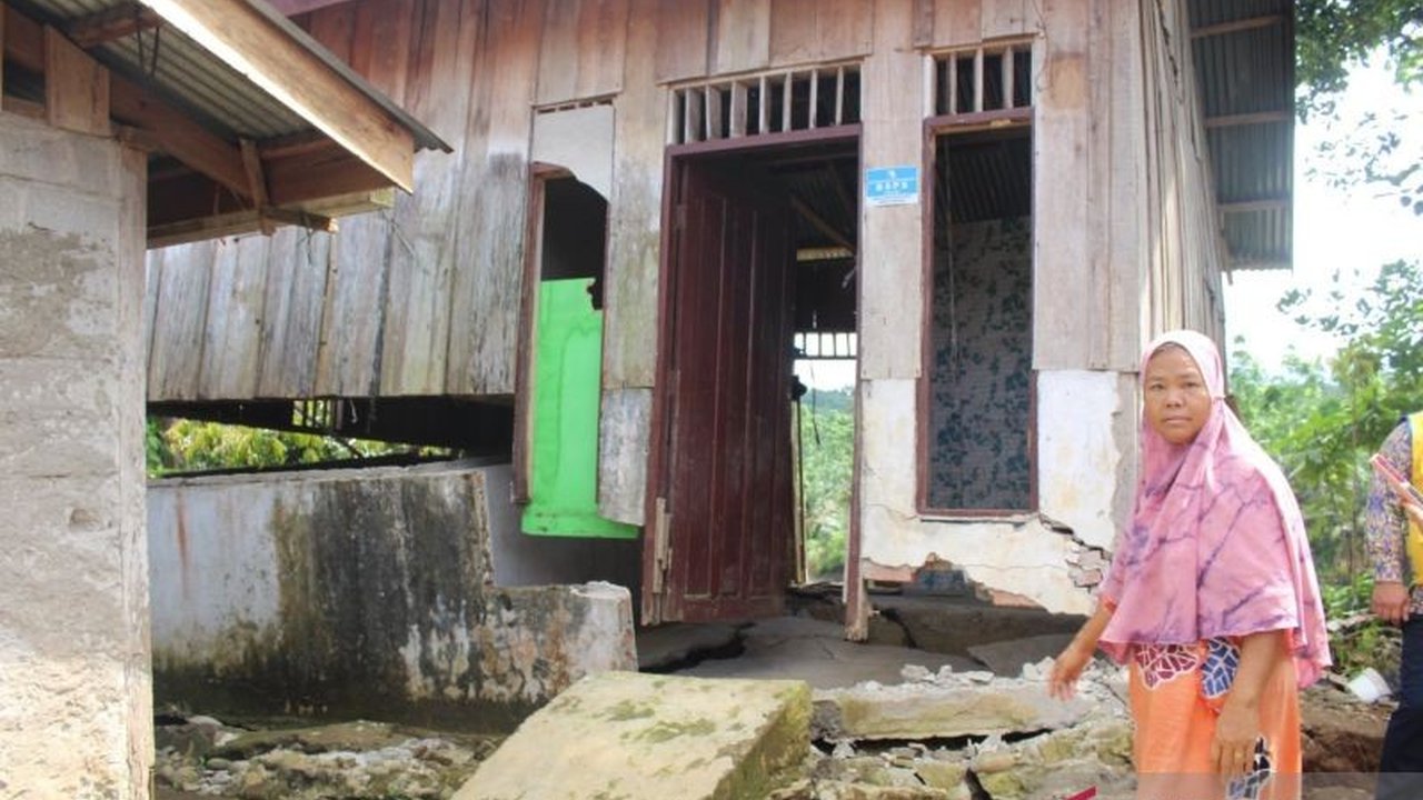 Warga Mukomuko Mandiri Bangun Pengaman Tebing Sungai, Cegah Rumah Terdampak Longsor
