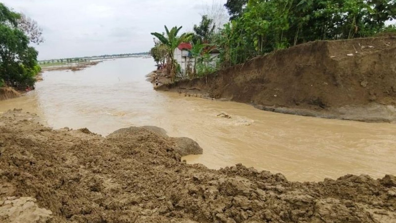 Tanggul Sungai Tuntang di Grobogan, Jawa Tengah kembali jebol setelah sebelumnya diperbaiki, mengakibatkan ratusan rumah terendam banjir meskipun belum ada pengungsian massal.