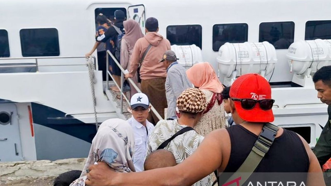 Tingginya peminat membuat tiket kapal cepat gratis program mudik Lebaran 2025 dari Situbondo ke Pulau Raas, Madura, cepat habis, sehingga banyak pemudik terpaksa membeli tiket reguler.