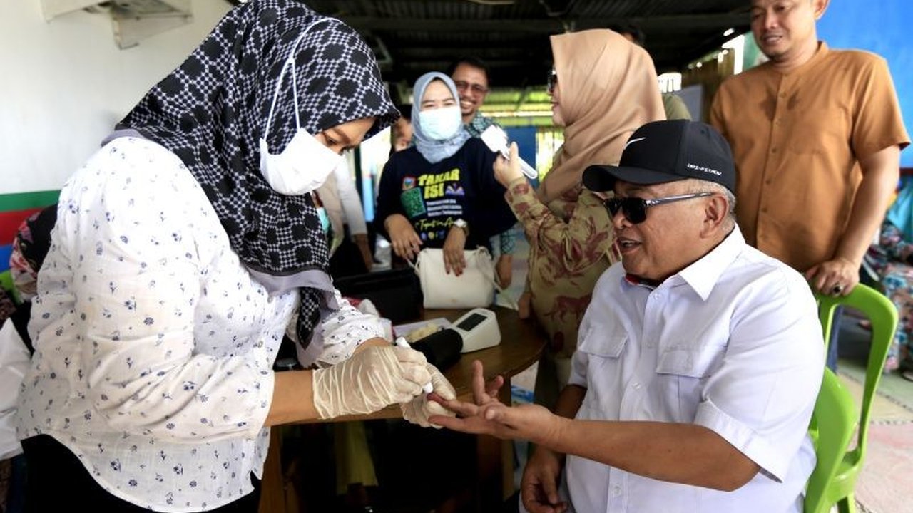 Pemerintah Kabupaten Gorontalo menggelar cek kesehatan gratis (CKG) di lokasi pasar murah, melayani ratusan warga untuk periksa gula darah, asam urat, dan lainnya.