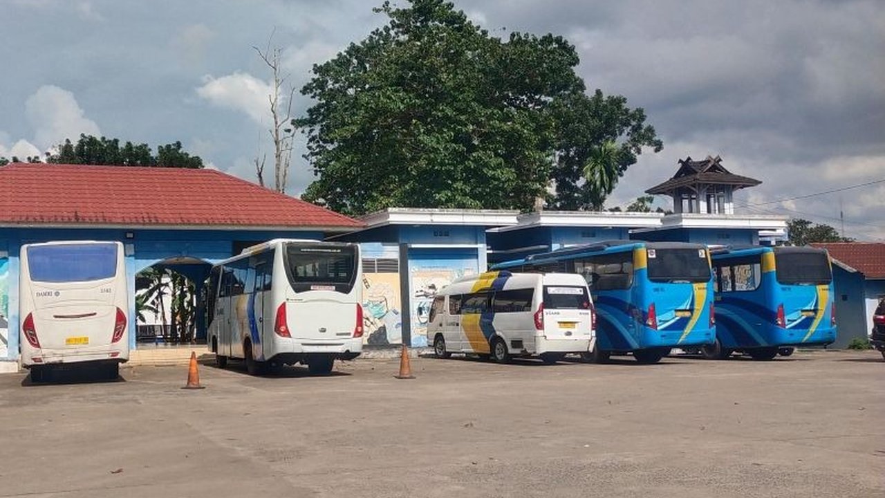 Dinas Perhubungan Provinsi Jambi memeriksa kelaikan 395 bus AKAP dan AKDP untuk memastikan keamanan dan kenyamanan pemudik selama mudik Lebaran 2025, termasuk pengecekan kondisi fisik pengemudi dan kelengkapan administrasi.