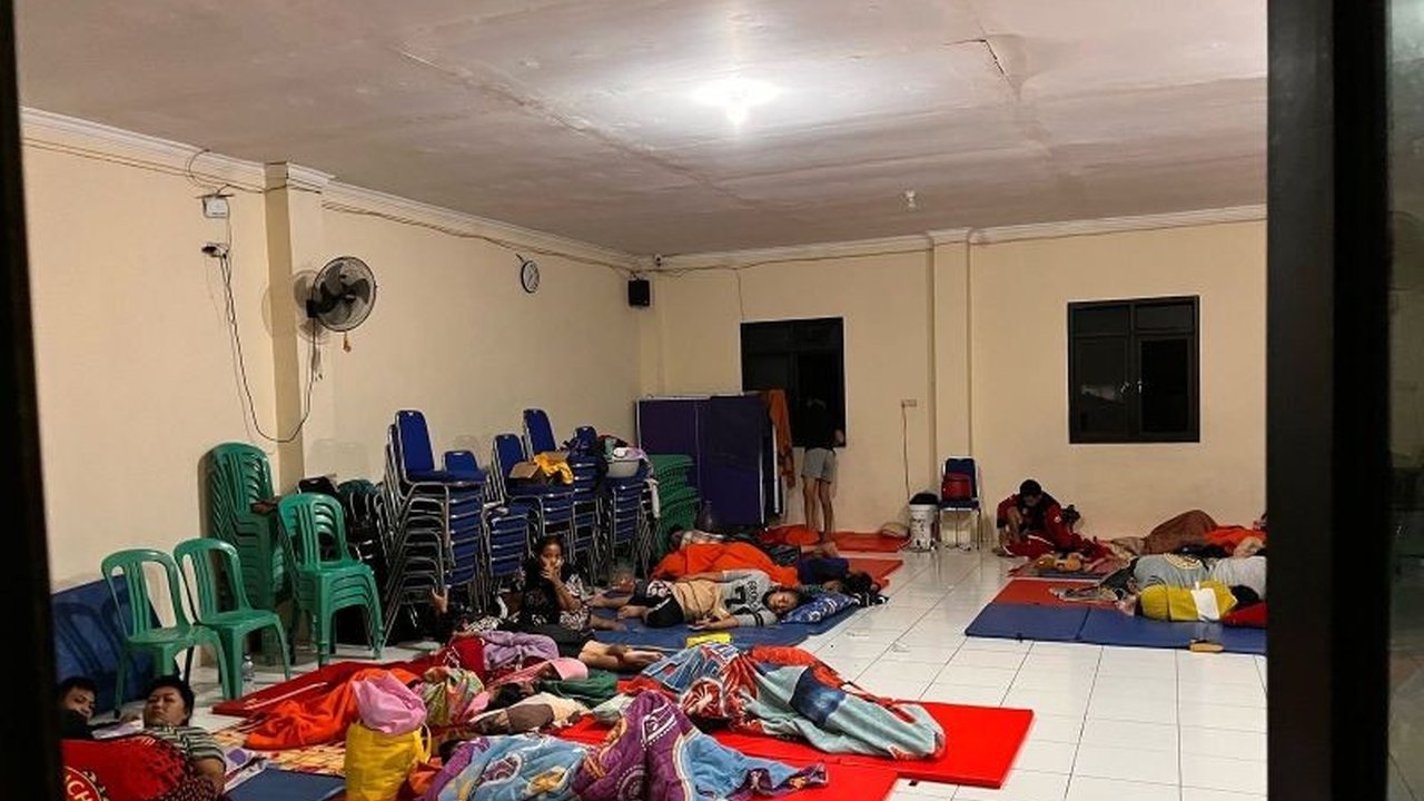 Banjir akibat luapan Sungai Citarum di Kabupaten Bandung memaksa 551 warga dari 237 KK di 9 desa untuk dievakuasi; BPBD telah mendistribusikan bantuan.