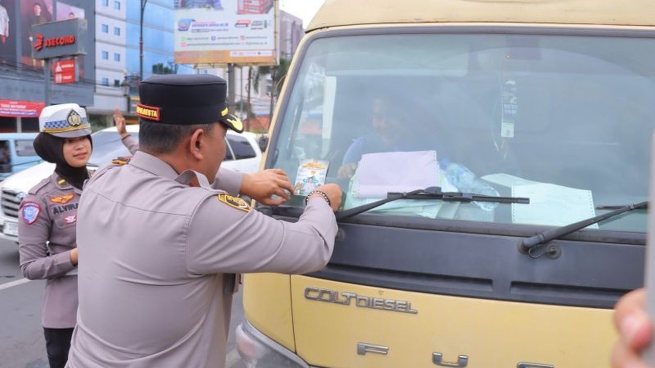 Polresta Bandarlampung mengajak para pemudik untuk memanfaatkan layanan hotline 110 guna mendapatkan bantuan kepolisian selama perjalanan mudik, demi keamanan dan kenyamanan perjalanan.
