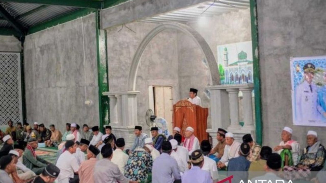 Bupati Dompu, Bambang Firdaus, mengajak seluruh warga untuk bersama-sama membangun daerah melalui momentum Safari Ramadhan, mendengarkan keluhan dan harapan masyarakat untuk mewujudkan Dompu Maju.