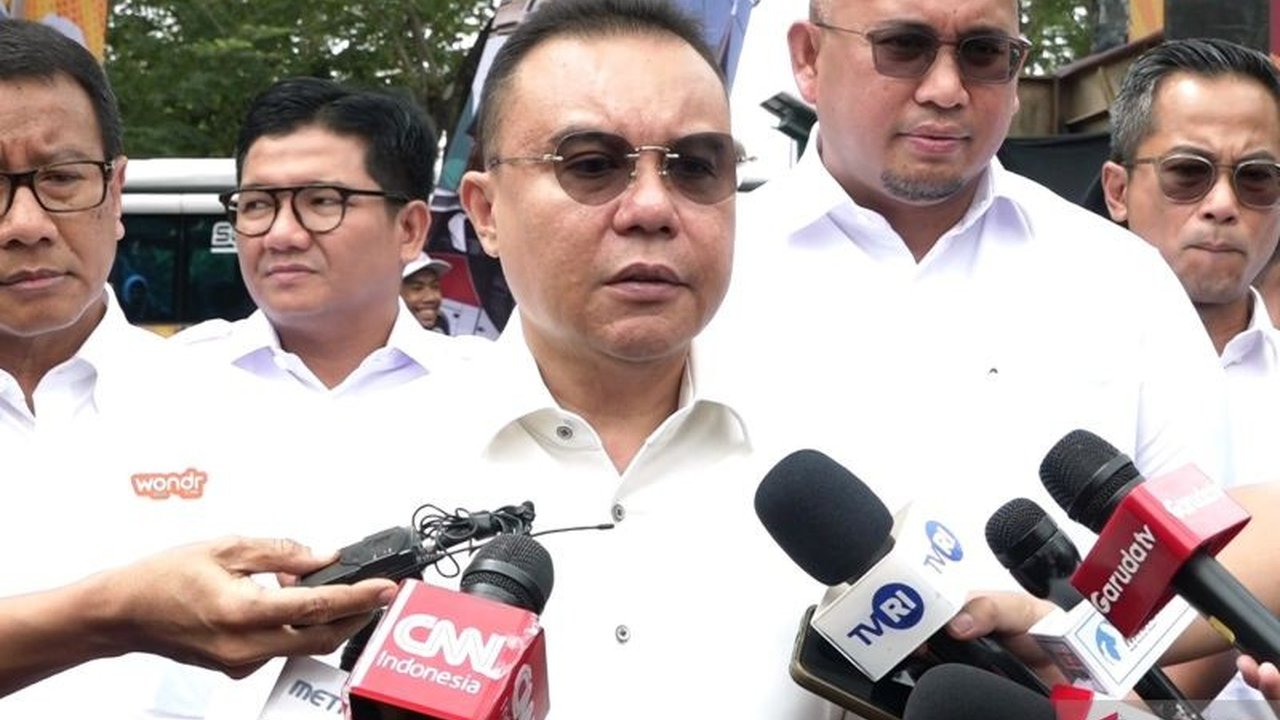 Wakil Ketua DPR RI, Sufmi Dasco Ahmad, melepas 100 bus yang membawa 5.000 pemudik gratis menuju Sumatera Barat dalam program 'Pulang Basamo'.