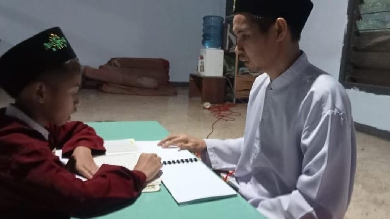 Kisah inspiratif Soni Primawanto, tuna netra asal Kediri yang gigih berdakwah dan berkarya melalui berbagai media, termasuk online, meski mengalami keterbatasan penglihatan sejak usia tiga tahun.