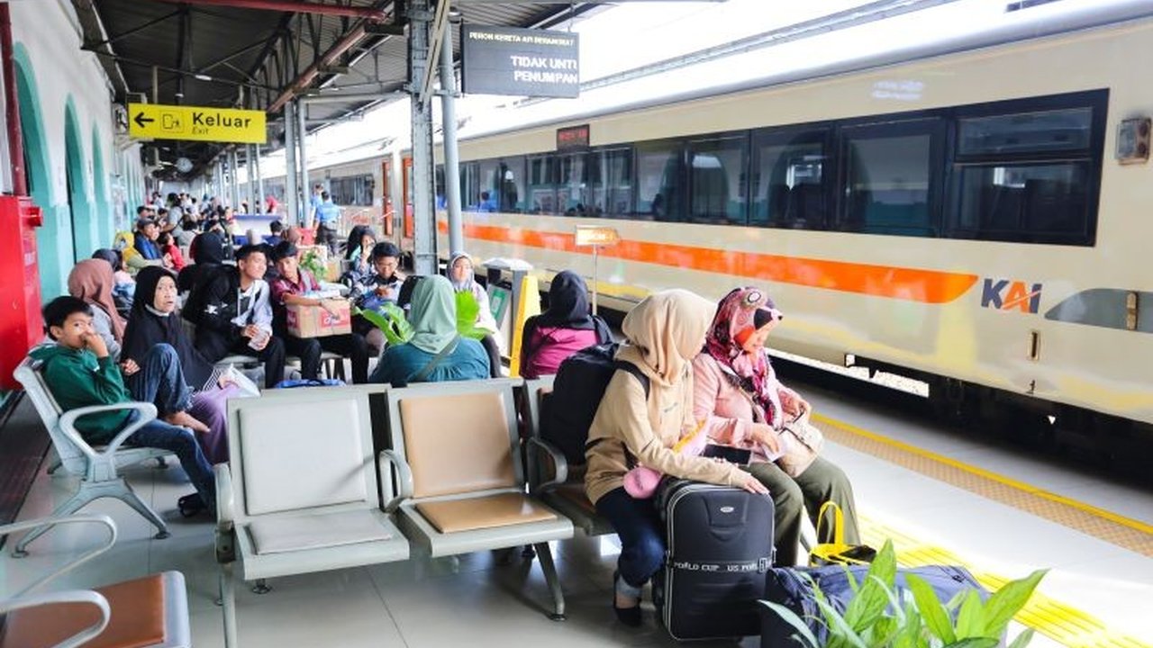 PT KAI Daop 1 Jakarta memprediksi lonjakan penumpang kereta api di Stasiun Pasar Senen mulai 22 Maret 2025, terutama untuk kelas ekonomi, dengan puncak arus mudik pada 29 dan 30 Maret.