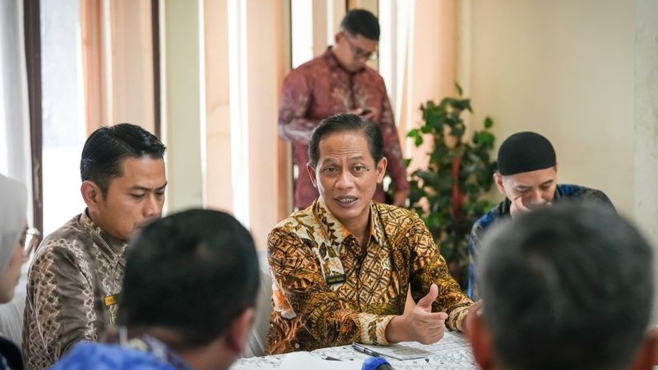 Menanggapi permasalahan TPA Basirih di Kalimantan Selatan, Menteri LH Hanif Faisol Nurofiq mendesak Pemkot Banjarmasin dan Kabupaten Barito Kuala untuk menerapkan tata kelola sampah berkelanjutan guna mengurangi timbulan sampah dan meningkatkan daur ulang
