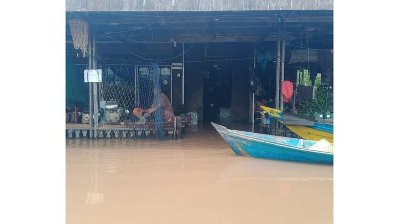 Pemerintah Kabupaten Kapuas menetapkan status tanggap darurat bencana banjir yang melanda empat kecamatan, mengakibatkan ribuan warga terdampak dan membutuhkan bantuan logistik serta relokasi.