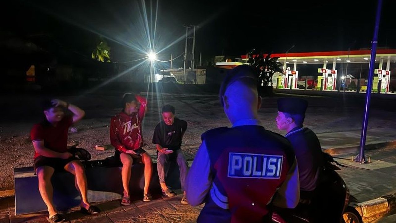 Polres Lingga meningkatkan patroli humanis di lokasi strategis untuk menciptakan rasa aman dan kondusif selama bulan Ramadhan bagi masyarakat.