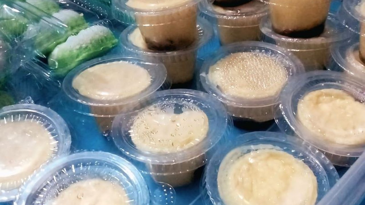 Srikaya Tapai, kue khas Sumatera Selatan dengan sentuhan tapai, menjadi kuliner favorit warga Baturaja untuk berbuka puasa Ramadan, menawarkan cita rasa legit dan proses pembuatan yang mudah.