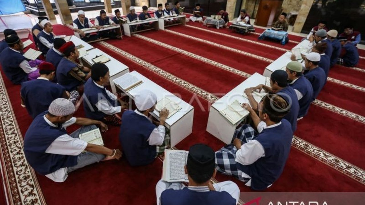 Kementerian Agama (Kemenag) menggelar khataman Al-Quran massal melibatkan 350 ribu kelompok di seluruh Indonesia pada 16 Maret 2025 untuk memperingati Nuzulul Quran.