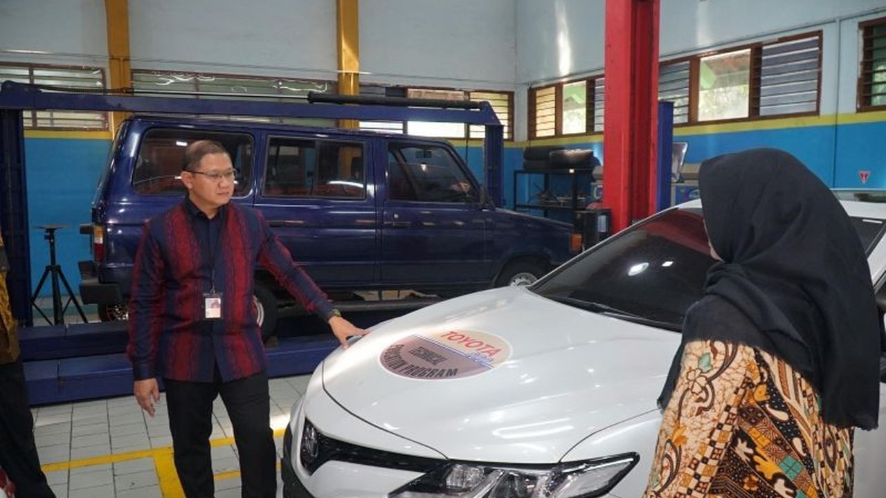 Metode pembelajaran inovatif dan kerjasama dengan industri membuat SMKN 2 Surabaya berhasil menyerap 81 persen lulusannya di dunia usaha dan dunia industri (DUDI).