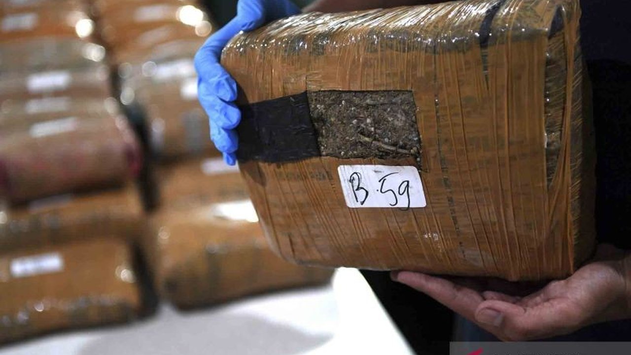 Polda Metro Jaya mengungkap peredaran 34 kg ganja dari jaringan narkoba lintas provinsi Sumatera Utara-Jakarta, menangkap 5 pelaku dan mengamankan barang bukti di tiga lokasi berbeda.