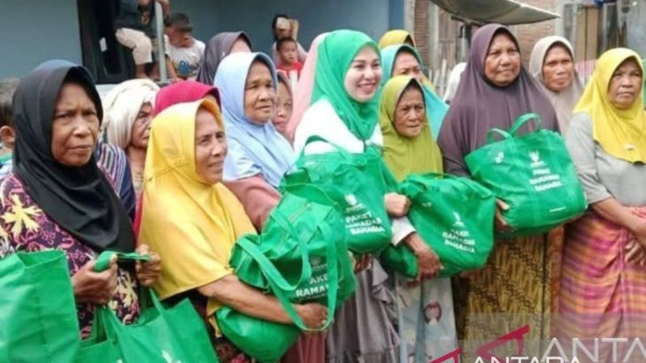Anggota Komisi VIII DPR RI, Mahdalena, menyalurkan 1.500 paket bantuan Ramadhan untuk meringankan beban korban banjir bandang di Kecamatan Wera dan Ambalawi, Kabupaten Bima, NTB, yang terjadi pada 2 Februari 2024.