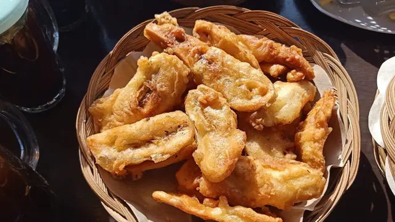 Pisang goreng tepung sambal roa di Desa Wisata Budo. (dok. Liputan6.com/Dinny Mutiah)