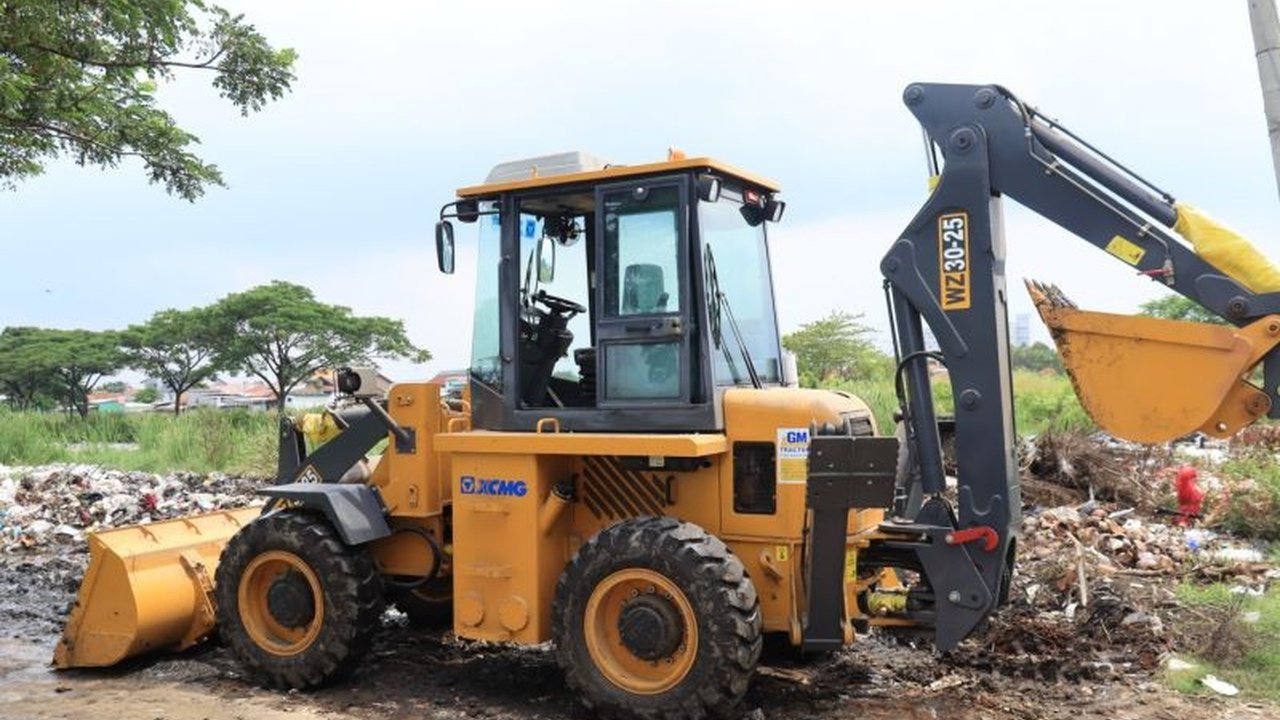 Pemkot Cirebon menangani tumpukan sampah di pesisir Kesenden dengan mengerahkan petugas kebersihan dan berkoordinasi dengan BBWS, serta mengedukasi warga untuk menjaga kebersihan lingkungan.