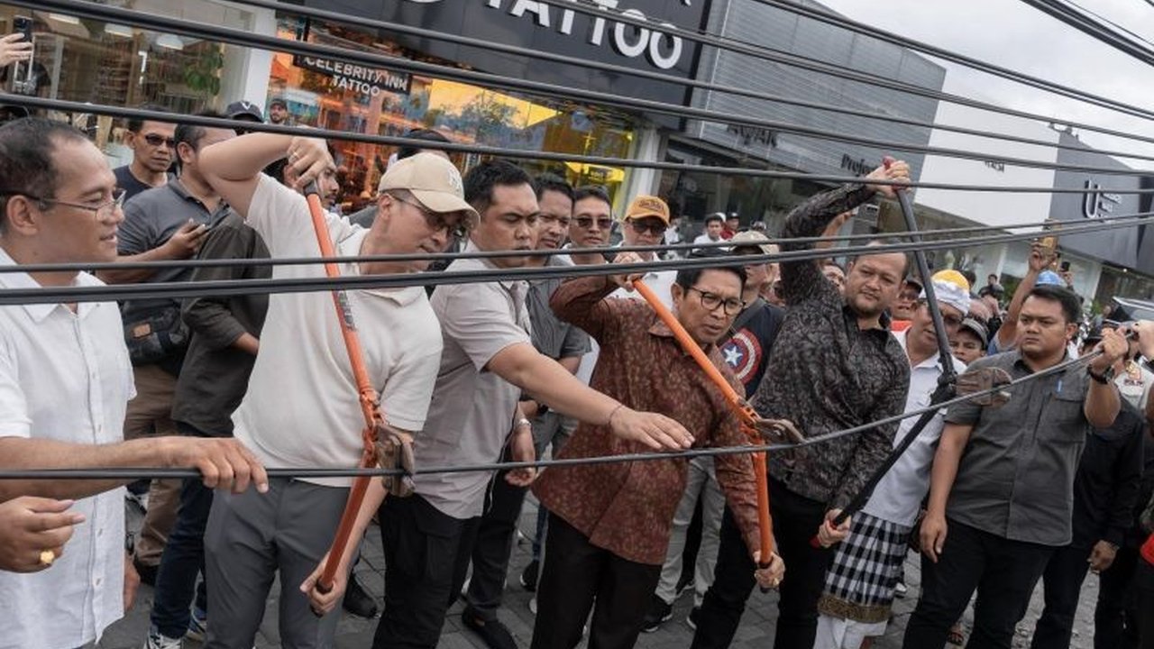 Pemkab Badung, Bali, tertibkan kabel udara semrawut untuk meningkatkan estetika kawasan wisata dan keselamatan, dimulai dari Canggu dan sekitarnya.
