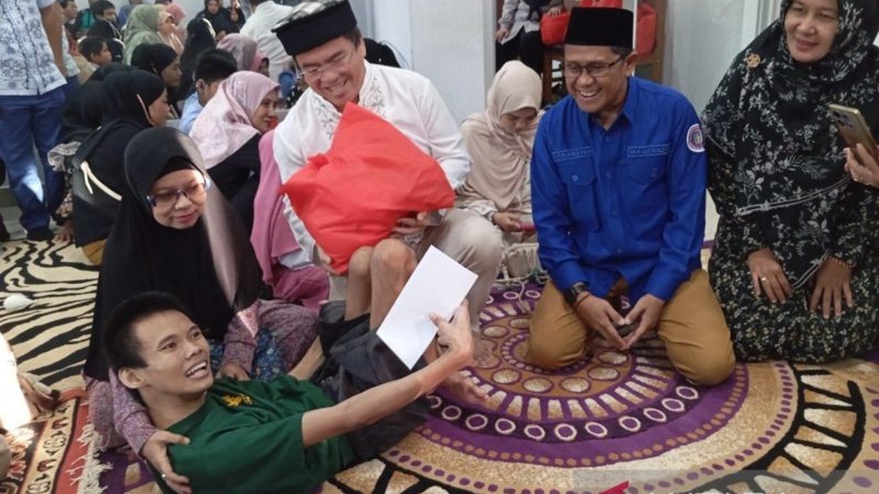 IKA UII Kaltim bersama PMI Kaltim menyalurkan santunan kepada 40 penyandang disabilitas di Samarinda selama bulan Ramadhan, sebagai wujud kepedulian sosial.