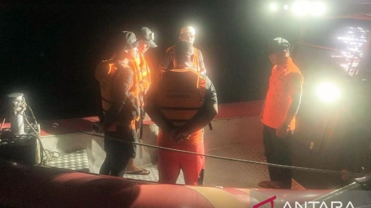 Tim SAR gabungan berhasil menyelamatkan lima nelayan yang terombang-ambing di Perairan Pulau Mas, Tual, setelah longboat mereka mengalami mati mesin dini hari tadi.