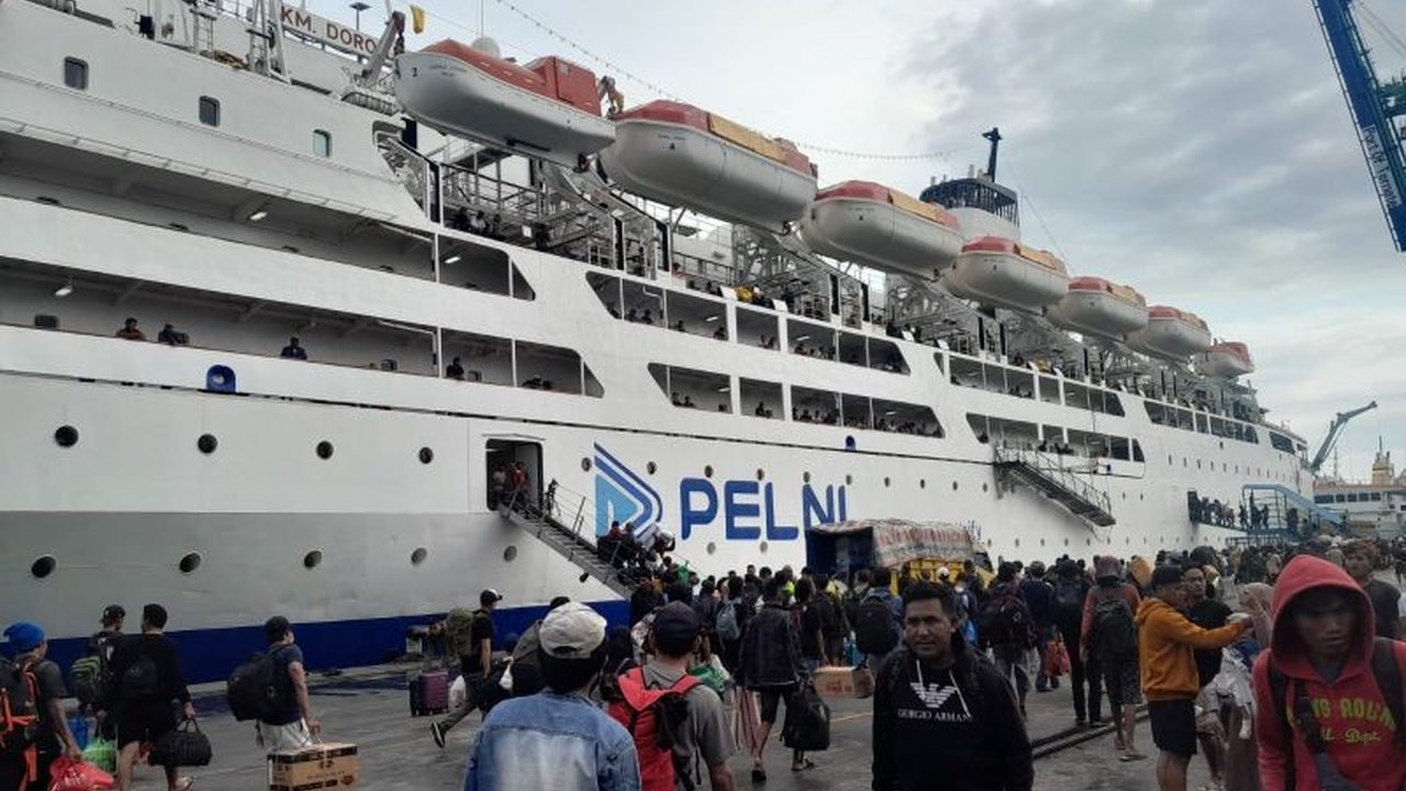 Pelabuhan Ahmad Yani Ternate ramai oleh pemudik yang tiba dan berangkat menggunakan kapal Pelni, menandai peningkatan aktivitas mudik Lebaran 2025 di Maluku Utara.