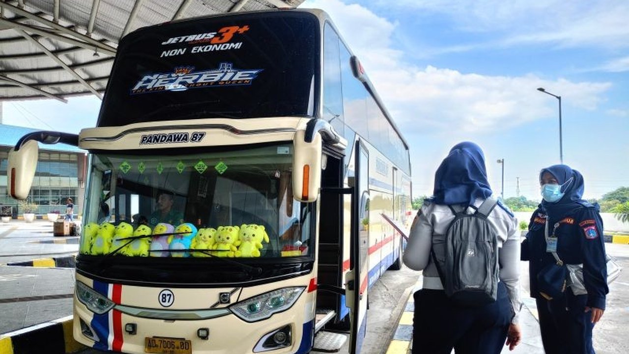 Jelang Lebaran 2025, harga tiket bus Antar Kota Antar Provinsi (AKAP) di Terminal Pulo Gebang, Jakarta Timur, naik hingga 30 persen, dengan lonjakan penumpang diperkirakan mencapai 15.000 orang.