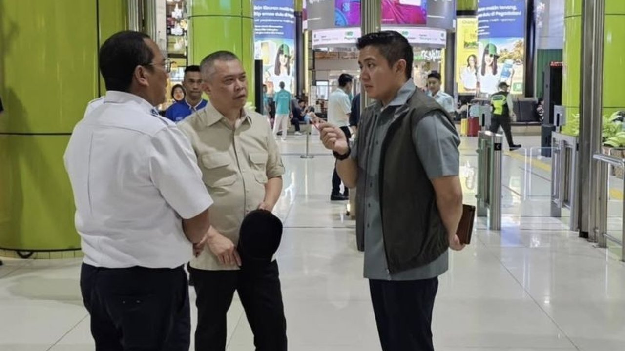 Jelang Lebaran, Sekretaris Kabinet Teddy Indra Wijaya meninjau kesiapan Stasiun Gambir yang diprediksi akan melayani hampir 1 juta pemudik, memastikan kelancaran sistem Face Recognition dan operasional stasiun.