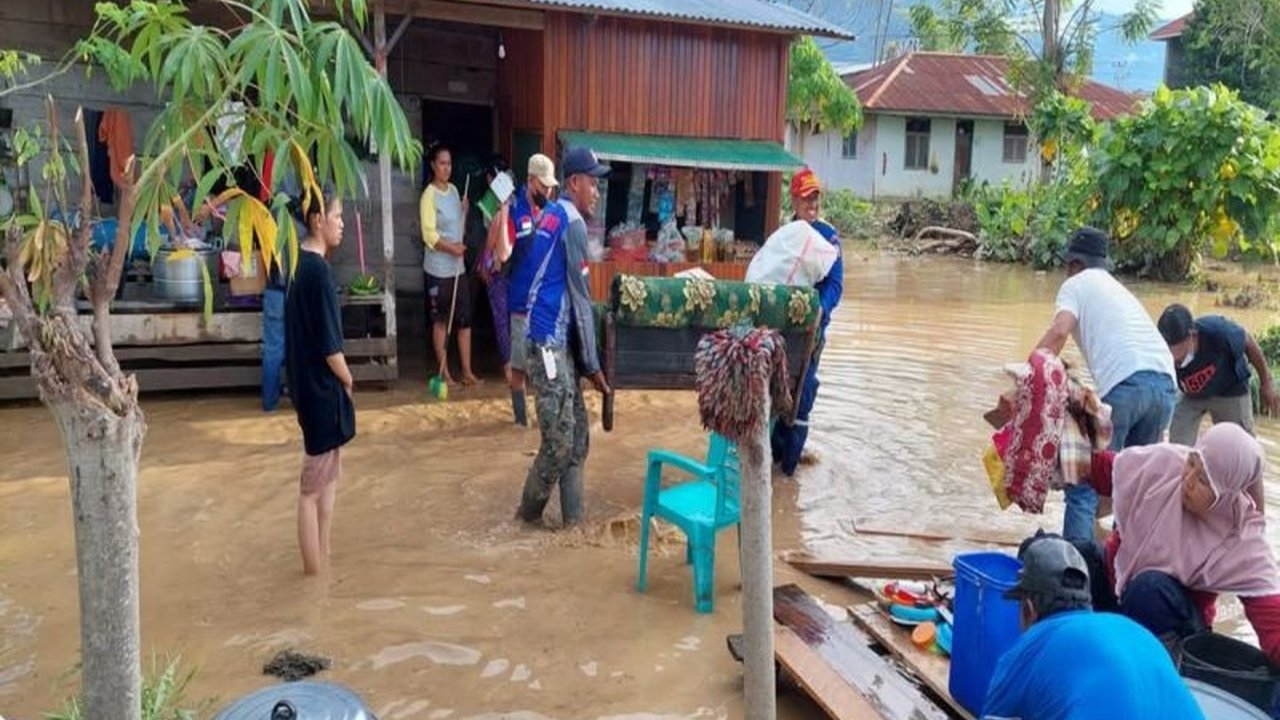 Pemkab Parigi Moutong, Sulawesi Tengah mendirikan dapur umum untuk menyediakan makanan siap saji bagi 277 kepala keluarga yang terdampak banjir bandang di Kecamatan Palasa, menjangkau dua desa terdampak terparah, Ogoansam dan Bambasiang.