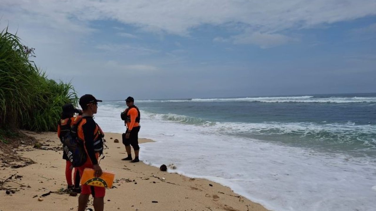 Pencarian WNA asal China, Hu Xisong (69), yang hilang terseret arus di Pantai Nyang-Nyang, Bali, dilanjutkan esok hari setelah operasi SAR hari ini nihil.