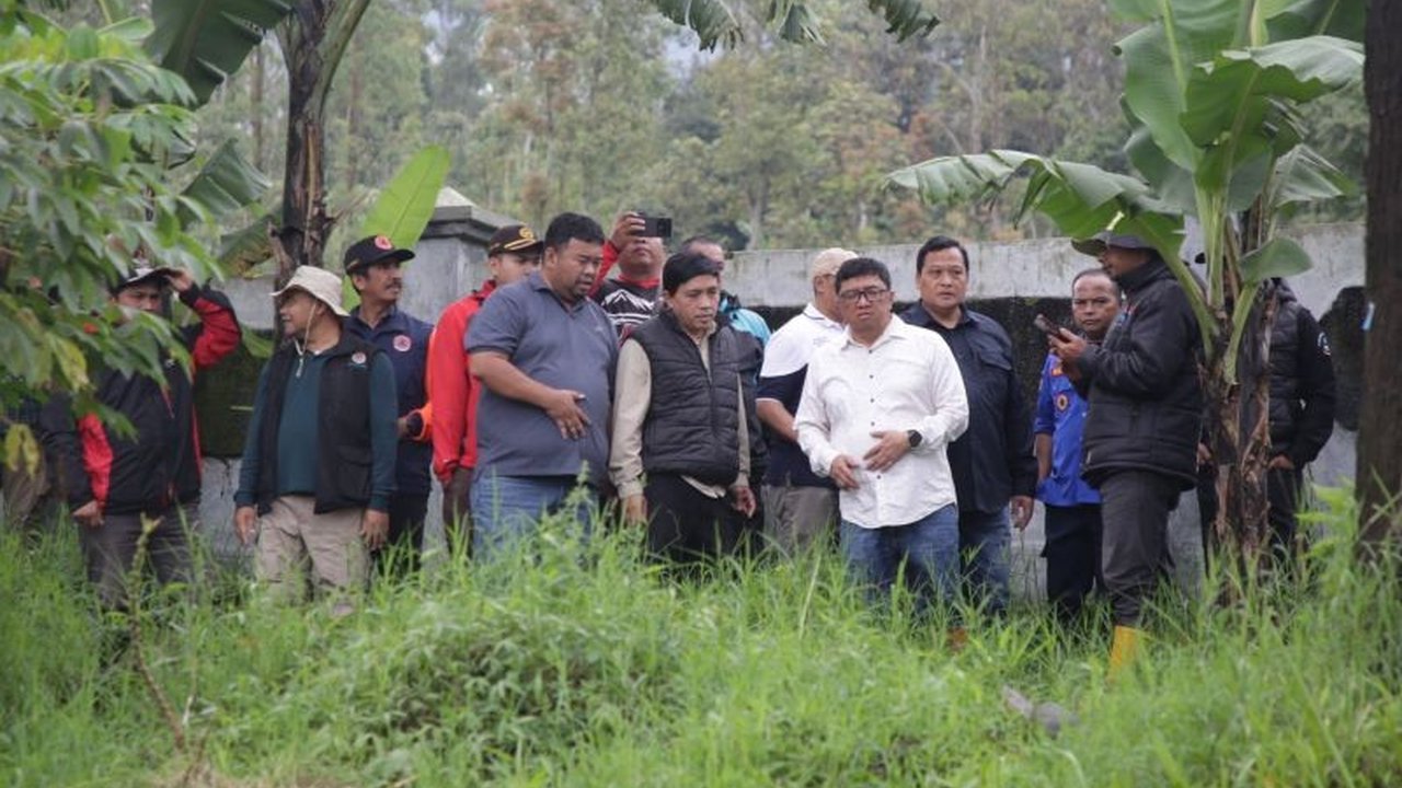 Banjir bandang di Garut diduga disebabkan oleh alih fungsi lahan di hulu sungai,  menurut Bupati Garut dan anggota DPRD, yang mendesak solusi jangka pendek dan panjang untuk mengatasi masalah ini.