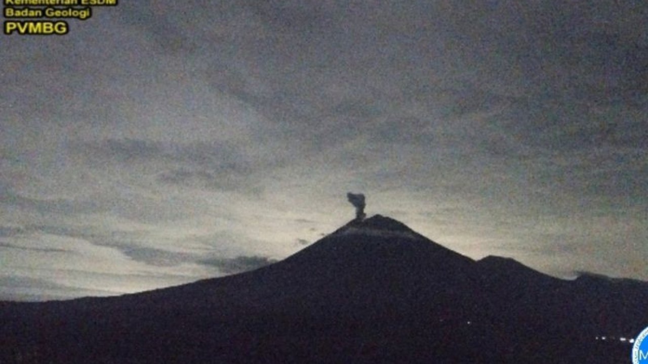 Gunung Semeru erupsi dengan tinggi letusan mencapai 900 meter di atas puncak pada Minggu malam, menyebabkan PVMBG mengeluarkan rekomendasi penting bagi masyarakat sekitar.