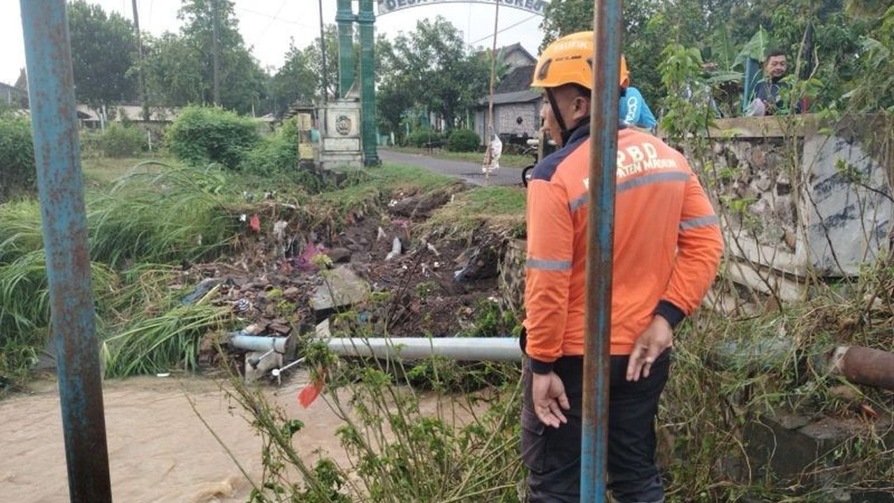 Banjir bandang dan tanah longsor menerjang Madiun, Jawa Timur, mengakibatkan satu orang hilang dan ribuan warga terdampak, dengan ratusan rumah terendam dan akses jalan terputus.
