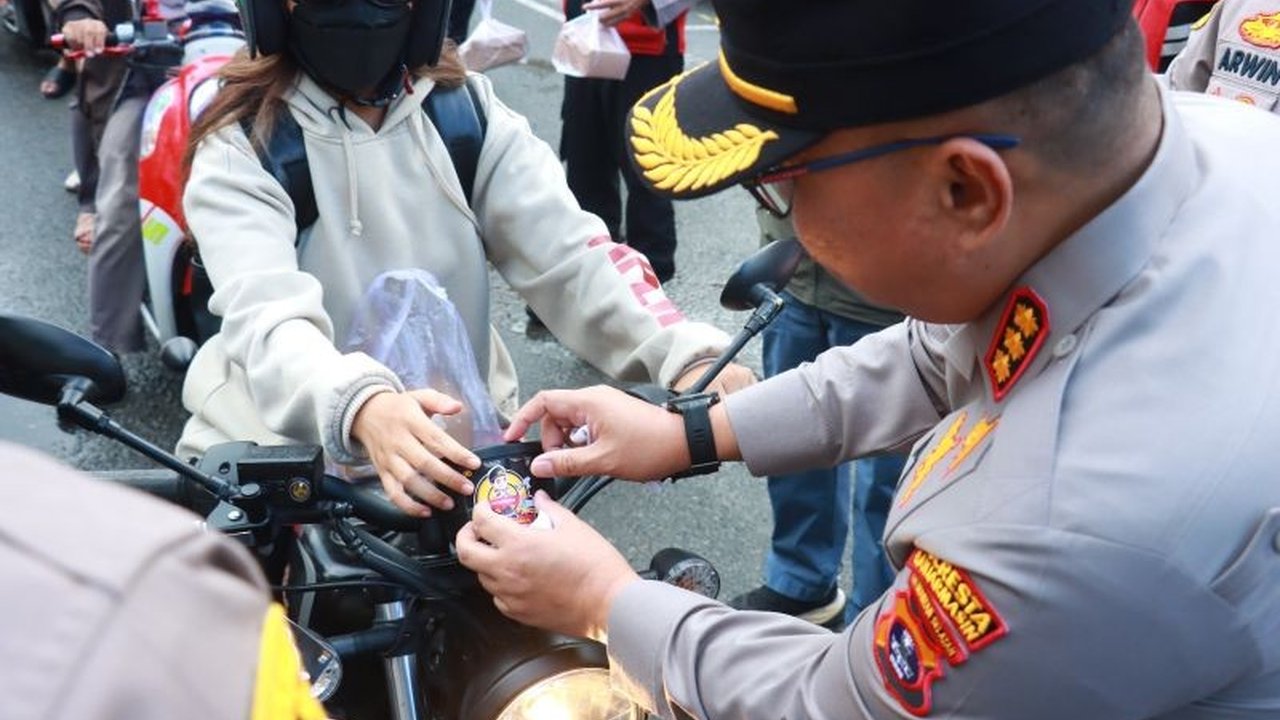 Kapolresta Banjarmasin, Kombes Pol. Cuncun Kurniadi, sosialisasikan layanan Hotline 110 Polri kepada masyarakat Banjarmasin, Kalimantan Selatan, sekaligus bagikan takjil.