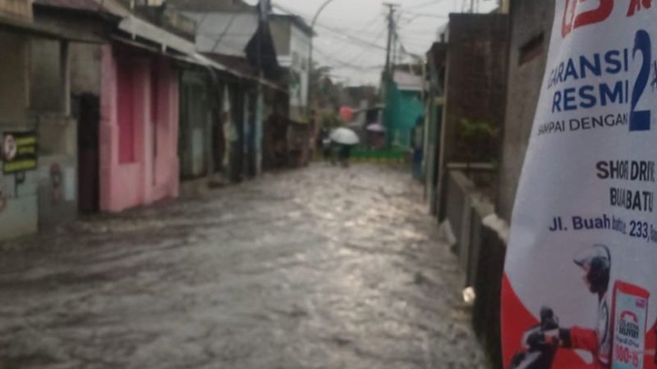 Bencana hidrometeorologi berupa banjir dan longsor menerjang Jawa Barat pada 15 Maret 2025, mengakibatkan hampir 7.000 jiwa terdampak di berbagai wilayah.