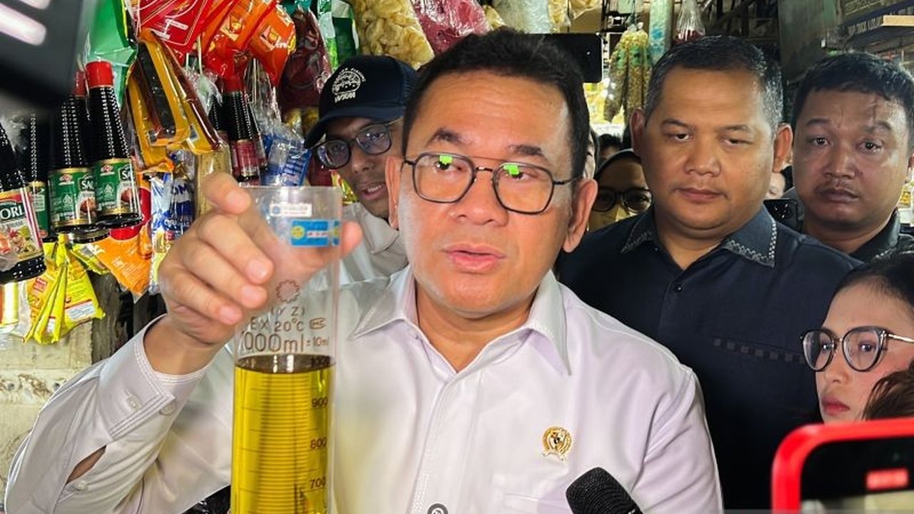 Kementerian Perdagangan menjatuhkan sanksi kepada 66 pelaku usaha distributor dan pengecer Minyakita karena melanggar aturan harga dan distribusi.