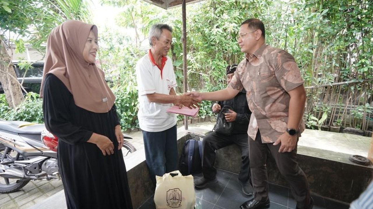 Dinas Pendidikan Jawa Timur menyalurkan bantuan sembako dan santunan kepada guru, murid, dan tenaga pendukung pendidikan dalam program Ramadhan Produktif Ramadhan Berbagi.