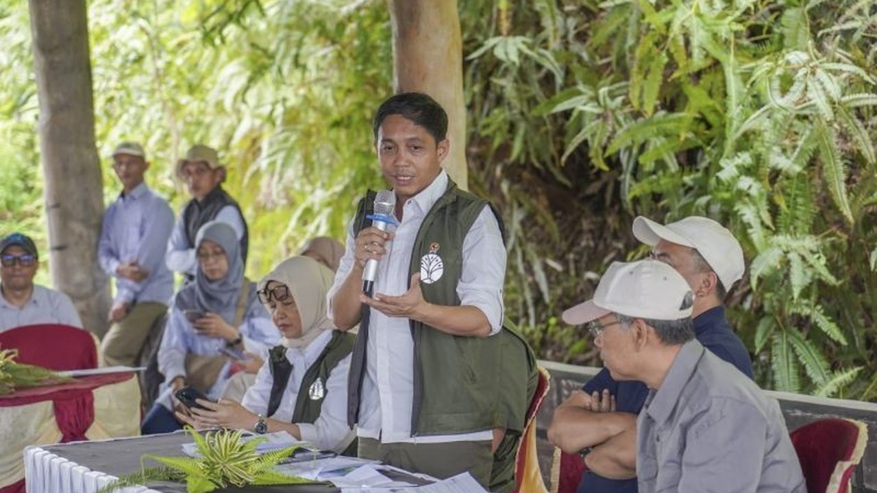 Menteri Kehutanan mengajak petani hutan berpartisipasi aktif dalam pengelolaan hutan melalui skema perhutanan sosial, demi kelestarian alam dan peningkatan ekonomi masyarakat.