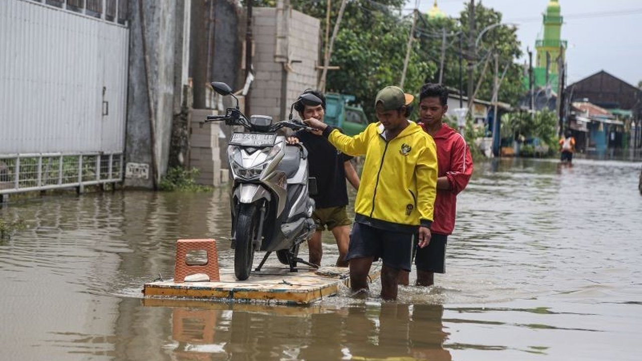 BMKG memprediksi hujan ringan hingga lebat disertai petir akan melanda sebagian besar kota besar di Indonesia hari ini, dengan potensi banjir rob di beberapa wilayah.