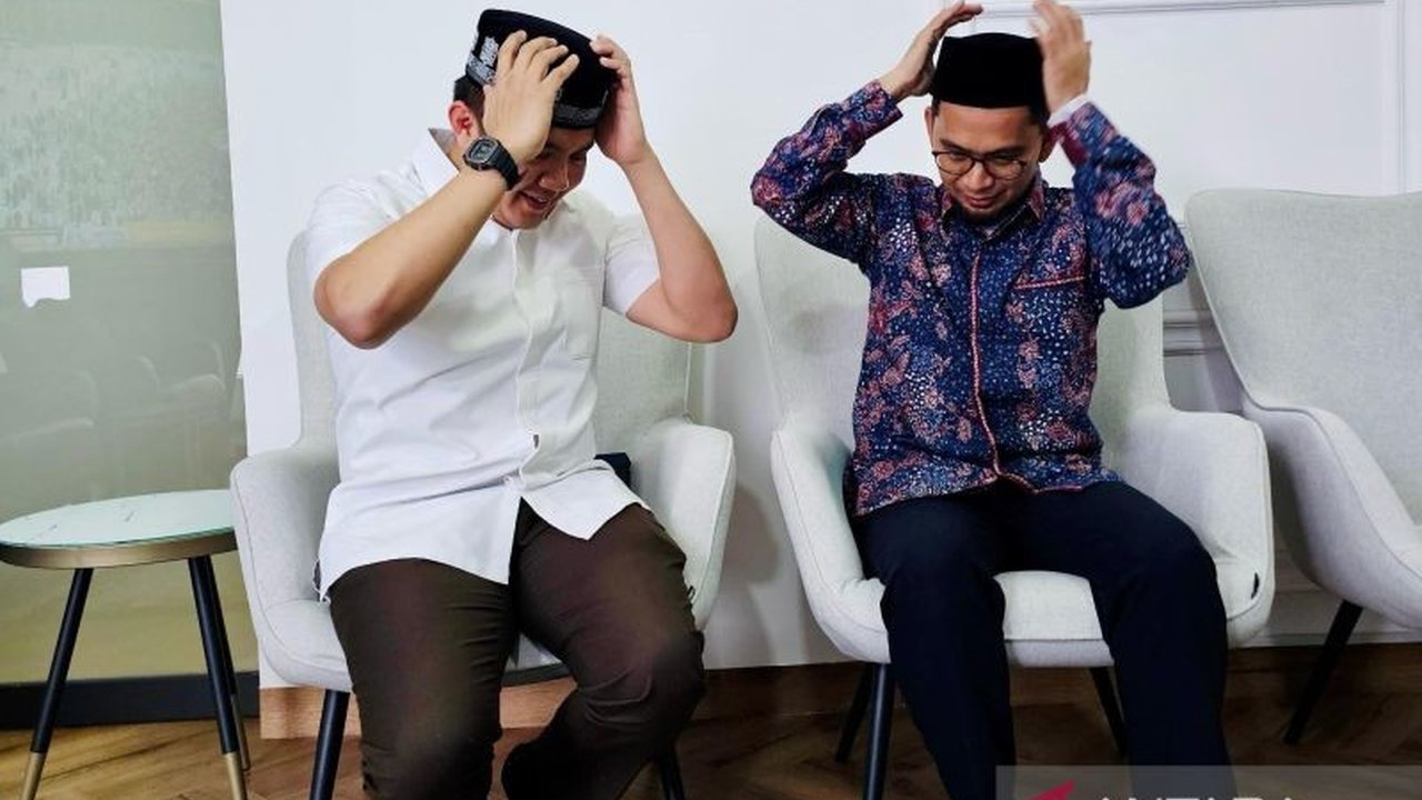 Sekretaris Kabinet Teddy Indra Wijaya menerima peci kesayangan dari Ustadz Adi Hidayat sebagai hadiah istimewa usai bersilaturahmi dan berdiskusi di kediaman ulama tersebut.