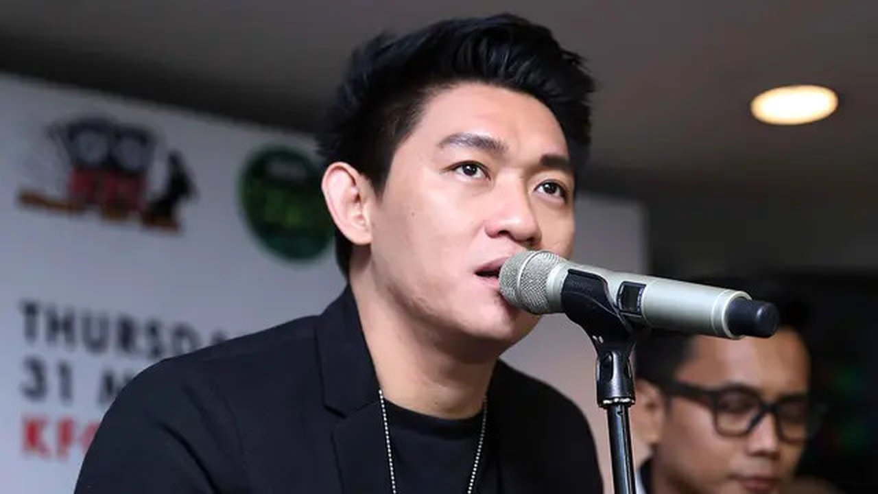 Ifan sang vokalis mengatakan bahwa albumnya ini berbeda dengan album sebelumnya. Musik berbeda dan beragam genre. (Nurwahyunan/Bintang.com)