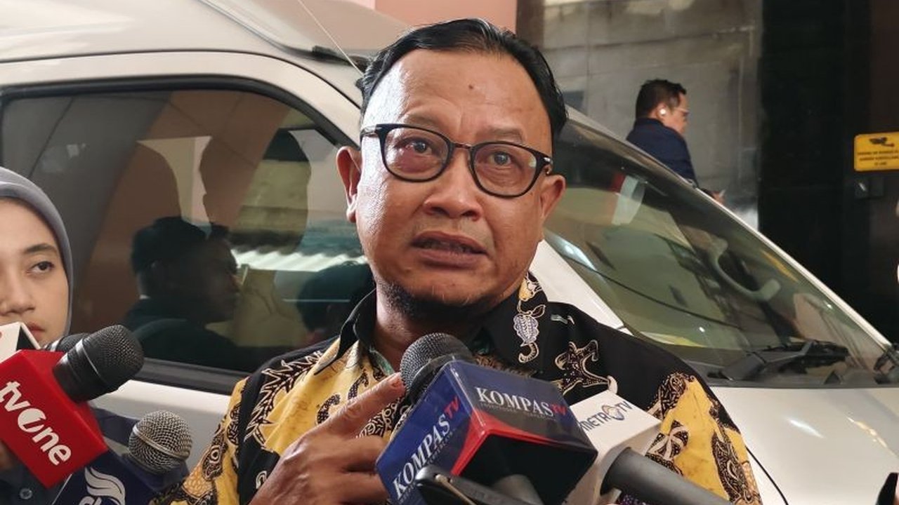 Mantan Kapolres Ngada, AKBP Fajar, menjalani sidang etik di Divpropam Polri terkait dugaan asusila terhadap anak di bawah umur, perzinahan, dan penyalahgunaan narkoba; terancam pemecatan.