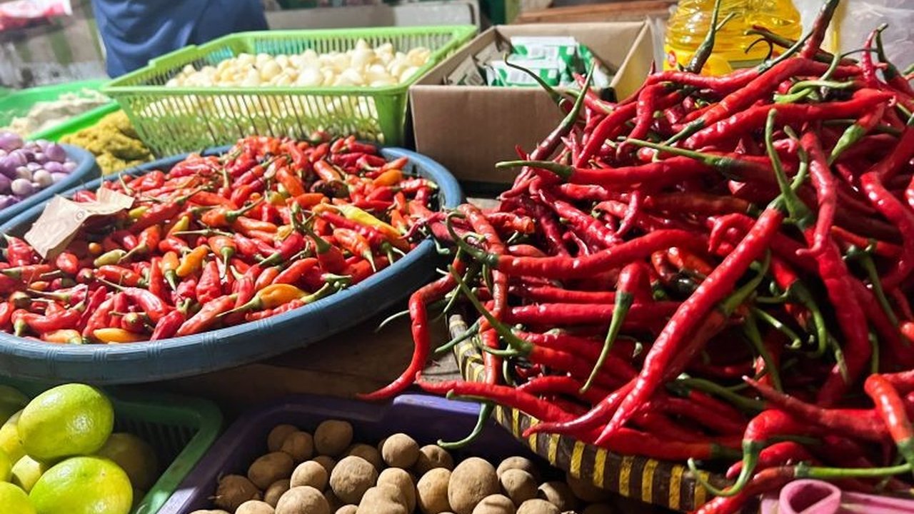 Pusat Informasi Harga Pangan Strategis (PIHPS) mencatat harga cabai rawit merah melambung hingga Rp87.500 per kg pada Senin pagi, bersamaan dengan kenaikan harga komoditas pangan lainnya.