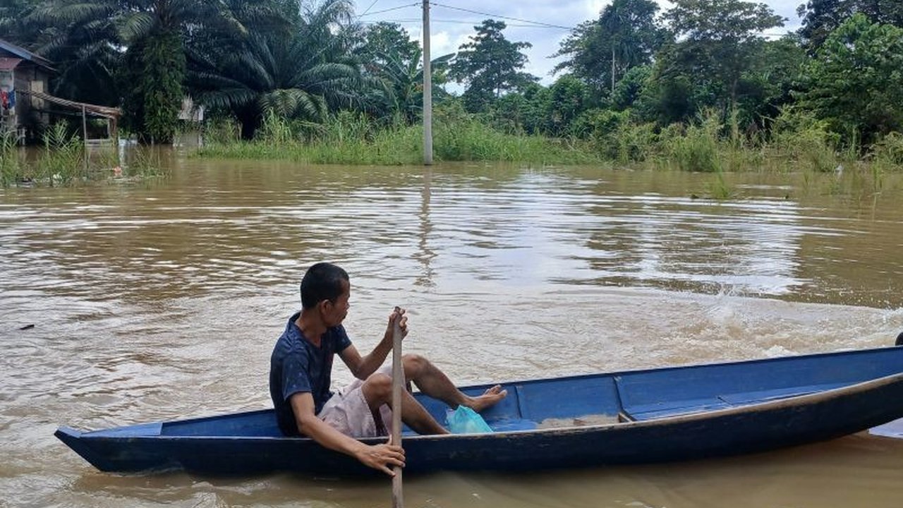 Pemkot Jambi menetapkan status siaga satu bencana banjir menyusul kenaikan ketinggian air Sungai Batanghari hingga 15,01 meter, dan melakukan berbagai upaya mitigasi untuk melindungi warga.
