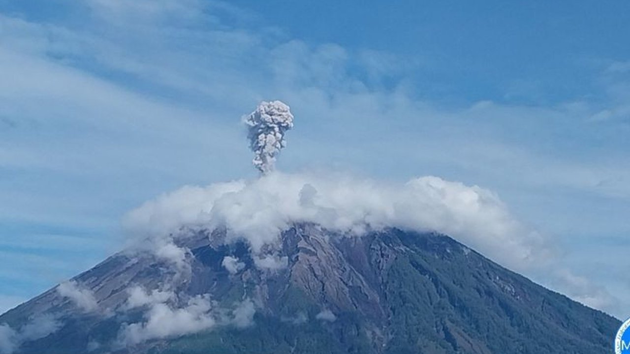 Gunung Semeru di Lumajang, Jawa Timur mengalami enam kali erupsi pada Senin pagi, dengan letusan tertinggi mencapai satu kilometer, PVMBG mengeluarkan rekomendasi penting bagi masyarakat.