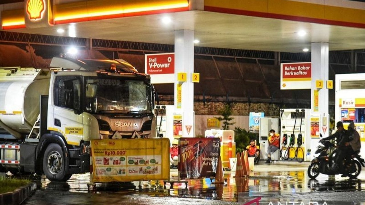 Shell Indonesia menaikkan harga BBM Shell Super dan V-Power pada Maret 2025, sementara Pertamina mengumumkan penyesuaian harga untuk beberapa produk Dex Series dan BBM lainnya tetap stabil.