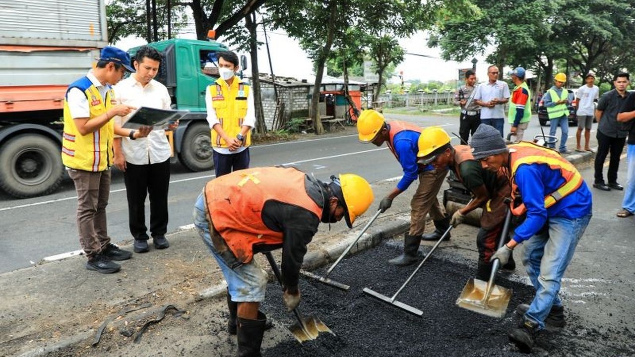 Wakil Gubernur Jawa Timur Emil Dardak meninjau perbaikan jalan Babat-Lamongan yang rusak, memastikan kelancaran arus mudik Lebaran.