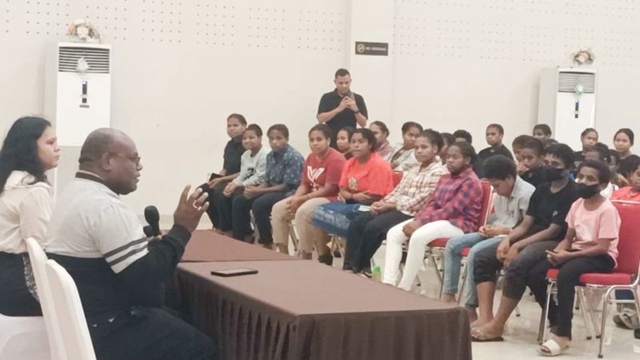 Gubernur Papua Tengah, Meki Nawipa, memberikan motivasi kepada 188 pelajar Papua Tengah di Sekolah GenIUS Tangerang, Banten, dan berkomitmen membangun Balai Latihan Kerja untuk SDM Papua Tengah.