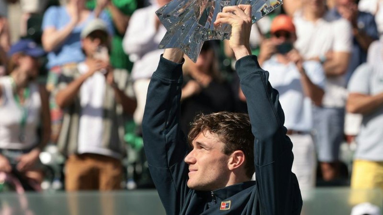 Jack Draper tak hanya memenangkan gelar ATP Masters 1000 pertamanya di Indian Wells 2025, tetapi juga berhasil menembus peringkat 10 besar ATP setelah mengalahkan Holger Rune.