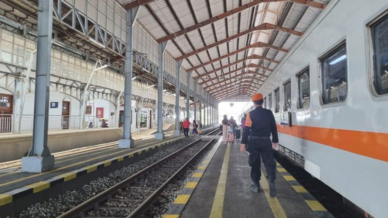 PT KAI Daop 6 Yogyakarta mengerahkan 730 petugas gabungan untuk mengamankan arus mudik Lebaran 2025, dengan puncak keberangkatan diperkirakan pada 3-7 April 2025.