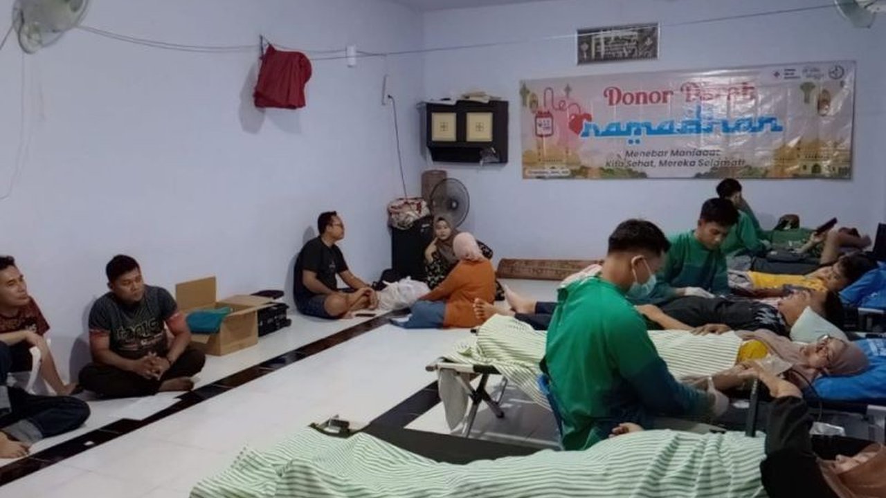 Kampung Donor Darah (DoRa) di Probolinggo berhasil mengumpulkan 43 kantong darah selama Ramadhan, menunjukkan kepedulian sosial dan semangat kebersamaan warga.